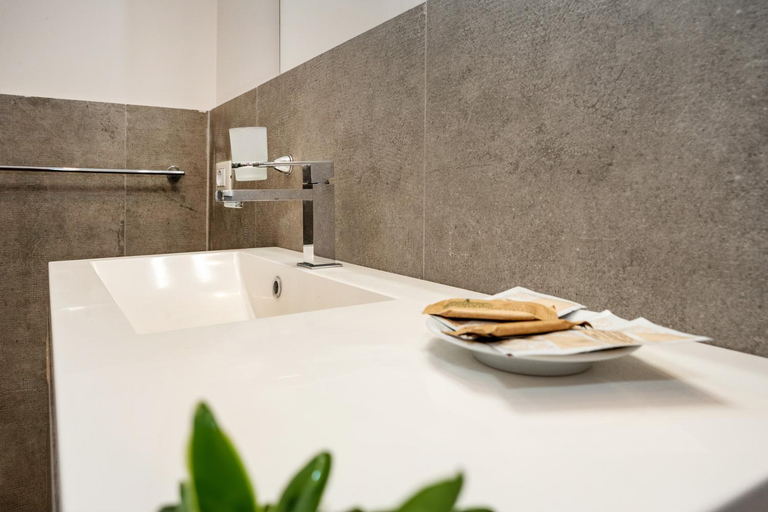 Bathroom 5, Giovannino House, Catania