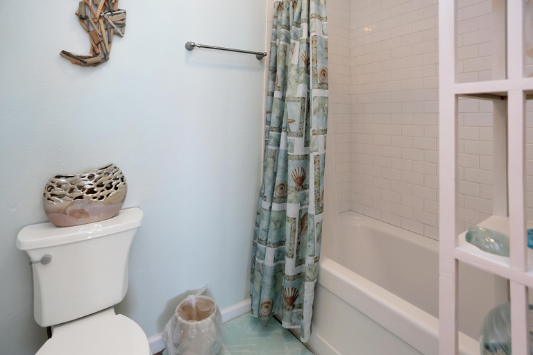 Bathroom 3, Sandcastle C, Bay