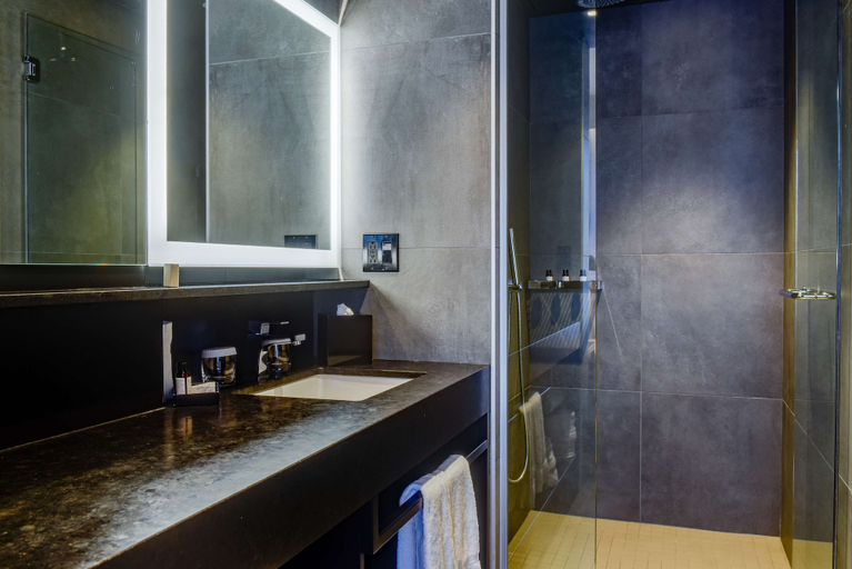 Bathroom 4, Hotel Monville, Montréal