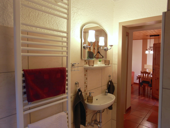 Bathroom 3, Attraktives Ferienhaus mit Kamin in Waltershausen, Gotha