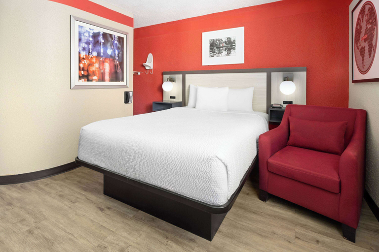 Bedroom 3, Ramada by Wyndham Parsippany, Morris