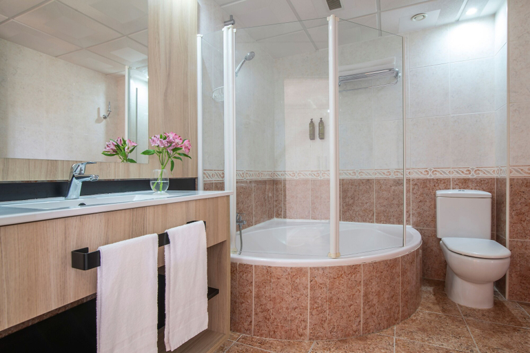 Bathroom 5, Hotel Benidorm East by Pierre & Vacances, Alicante