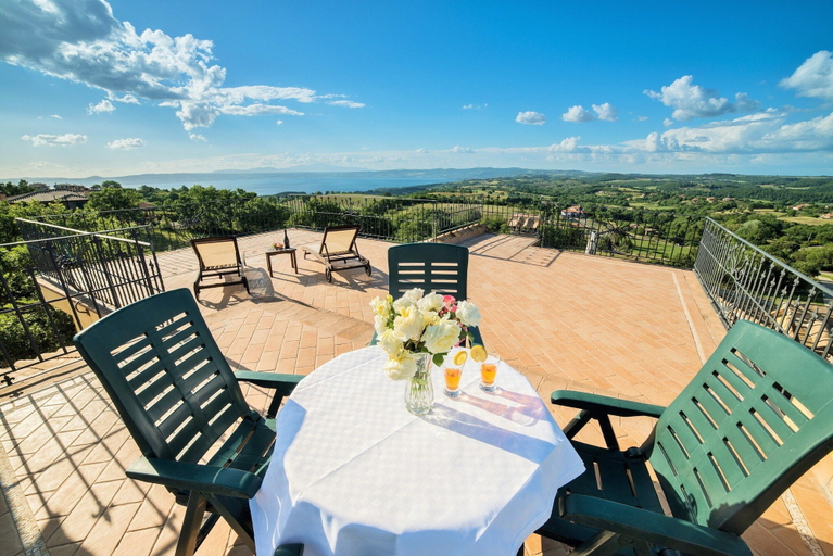 Others 4, Peaceful Villa in Montefiascone with Hot Tub, Viterbo