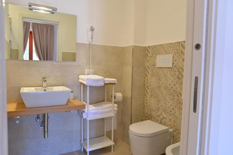 Bathroom 5, Villa Miriam, Napoli