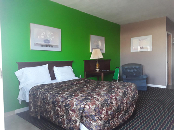 Bedroom 1, Super 54 Inn, Clark