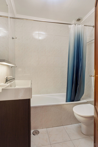 Bathroom 3, Penha de França Viewpoint Duplex, Lisbon