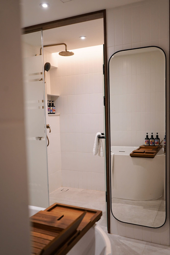 Bathroom 10