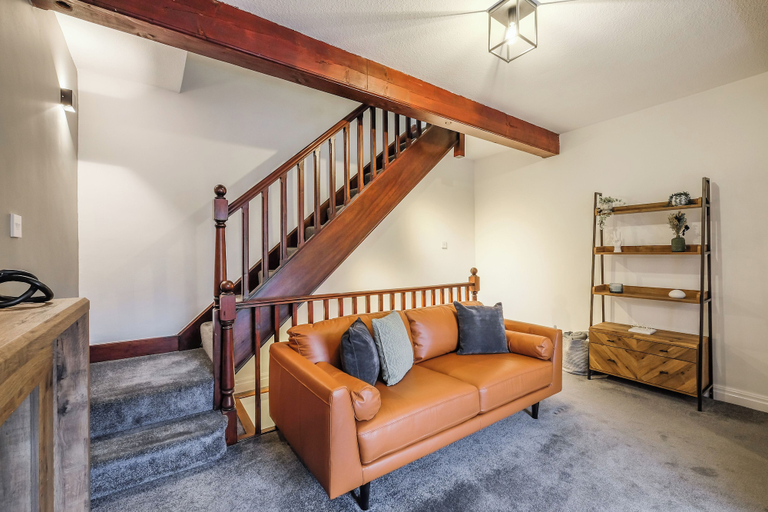Others 5, Sleek 2B/1B Retreat in Lindley, Huddersfield, Kirklees