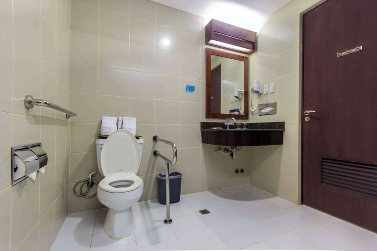 Bathroom 5, Microtel by Wyndham Mall of Asia, Parañaque