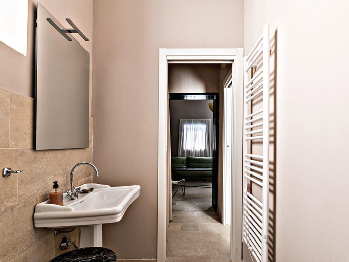 Bathroom 4, Nido di Noto, Syracuse