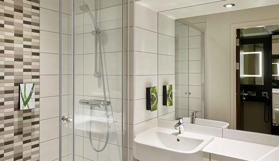 Bathroom 4, Premier Inn Exmouth Seafront, Devon