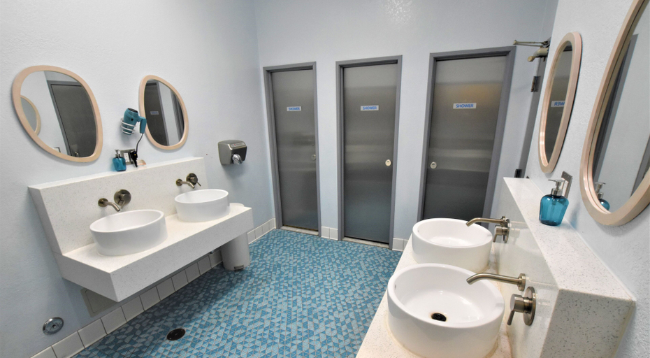 Bathroom 5, Gaslamp Hostel, San Diego