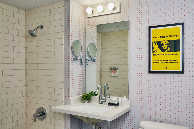 Bathroom 4, Graduate by Hilton Madison, Dane