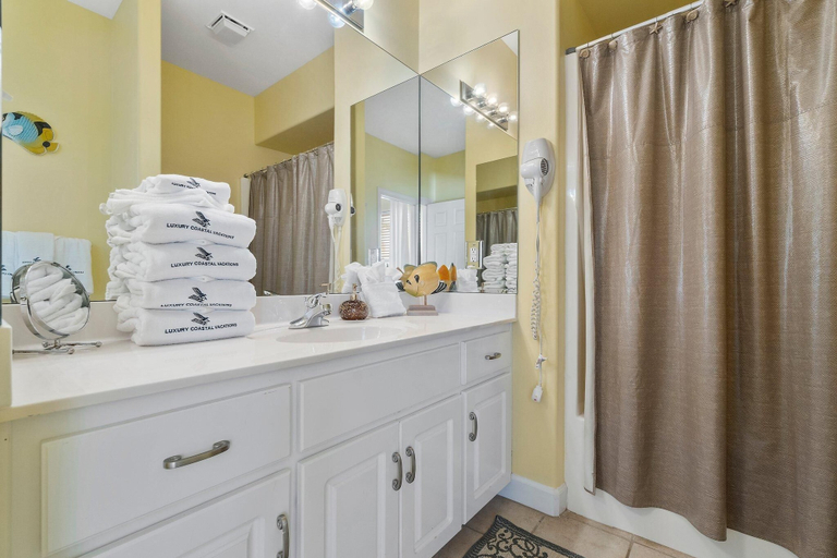 Bathroom 3, C'est La Vie, Baldwin