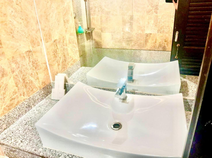 Bathroom 14