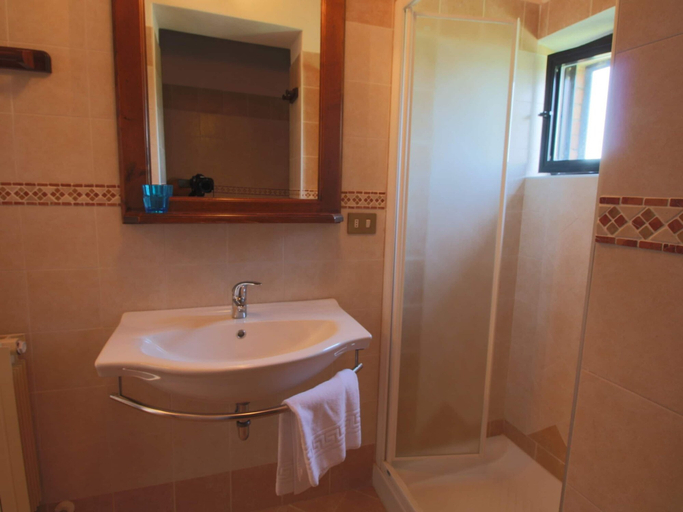 Bathroom 3, Spacious Tuscan Farmhouse, Siena