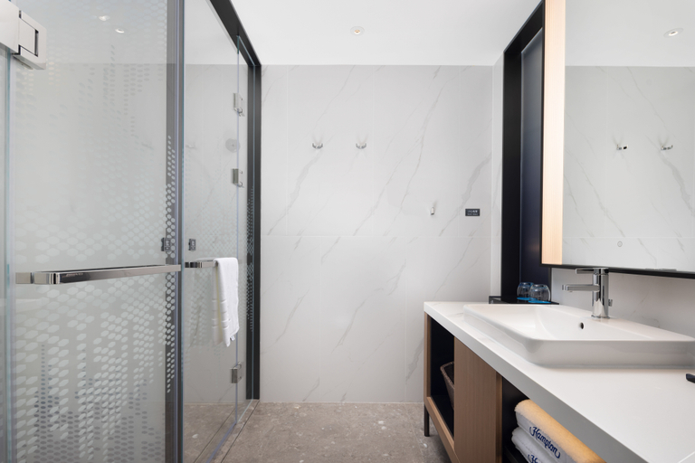 Bathroom 4, Hampton by Hilton Shenzhen Futian Huaqiangbei, Shenzhen