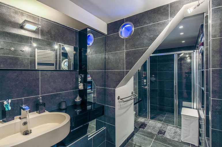 Bathroom 4, Les Reveries, Maine-et-Loire