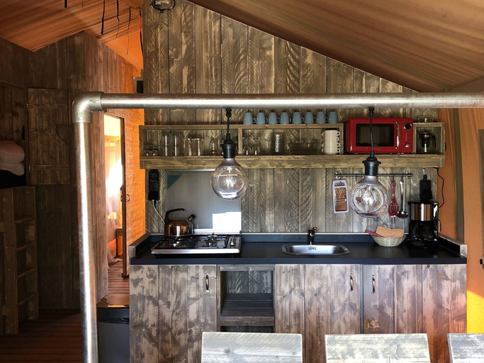 Private kitchen 3, Nice Tent with Kitchen & Shower near Beach Campsite, 's-Gravenzande