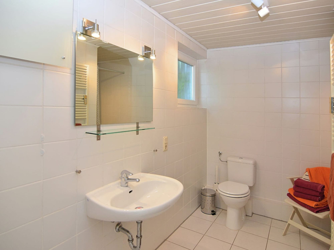 Bathroom, Flat With Mountain Views in Welferode, Schwalm-Eder-Kreis
