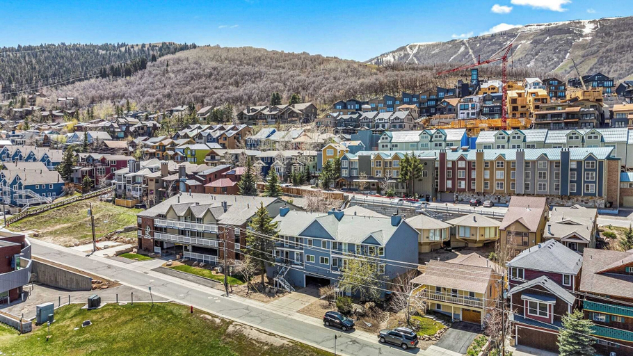 Others 4, Snow King by Avantstay Close to the Slopes w/ Hot Tub!, Summit