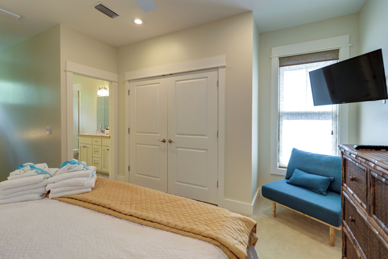 Room 4, Cute Little Cottage! Perfect Getaway! 2 Pools! Sleeps 4!, Walton