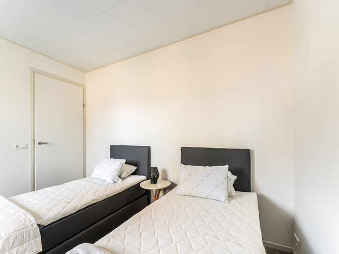 Room 3, Nice Holiday Home With Boat and Jetty, Lemsterland