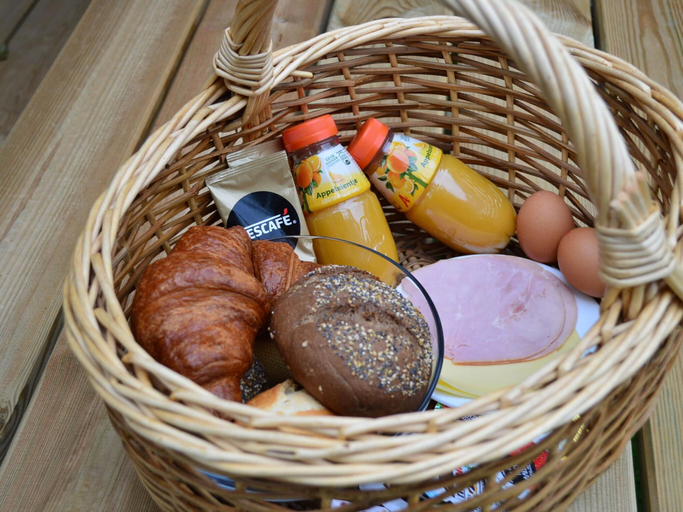 Food & Drinks 4, Homely Tent with Kitchen & Shower near Beach & Campsite, 's-Gravenzande