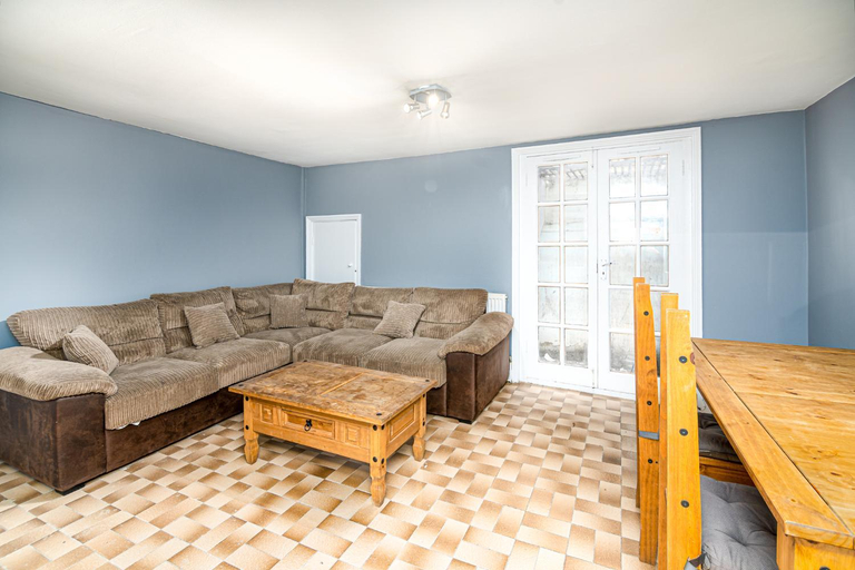 Others 5, Fantastic House New Refurbished, London