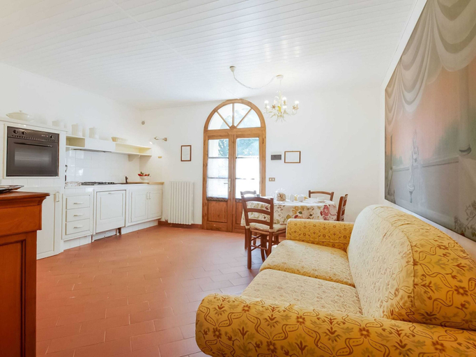 Others 5, Splendid Holiday Home in Orciatico with Hot Tub & Pool, Pisa