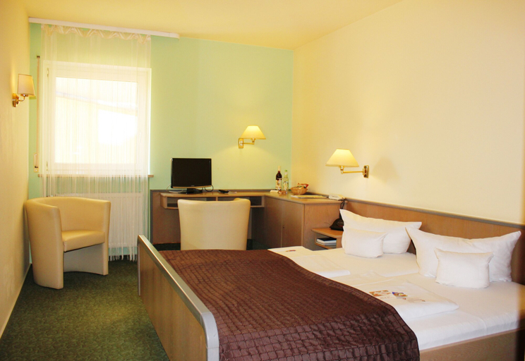 Bedroom 3, Landhotel Zum Böhm, Roth