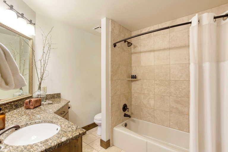 Bathroom, Snow King by Avantstay Close to the Slopes w/ Hot Tub!, Summit