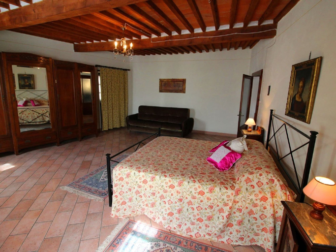 Room 3, Villa in Tuscany With Pool and Valley Views, Arezzo