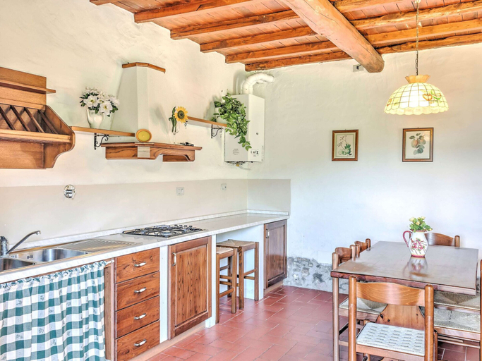 Others 5, Appealing Home With Pool, Florence