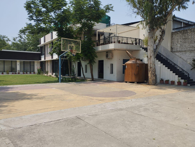 Cheerful 2-bedroom villa with big garden n sports, Karnal