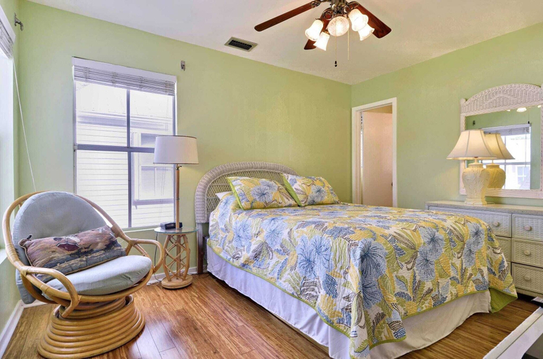 Room 5, Duval Breeze by Avantstay Great Location Close to Beach & Nightlife Shared Pool! Week Long Stays, Monroe