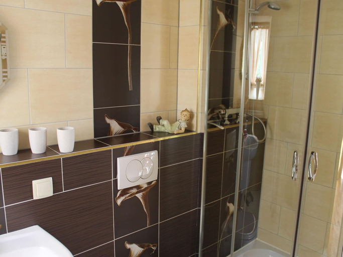 Bathroom 3, Gemutliche Ferienwohnung mit Garten in Walkendorf, Rostock