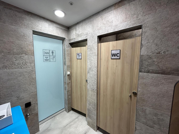 Others 5, Hostelum, Umag