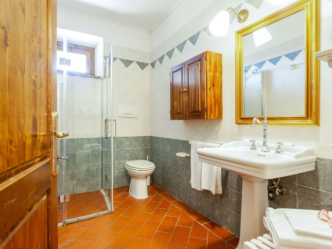 Bathroom 4, Splendid Holiday Home in Orciatico with Hot Tub & Pool, Pisa