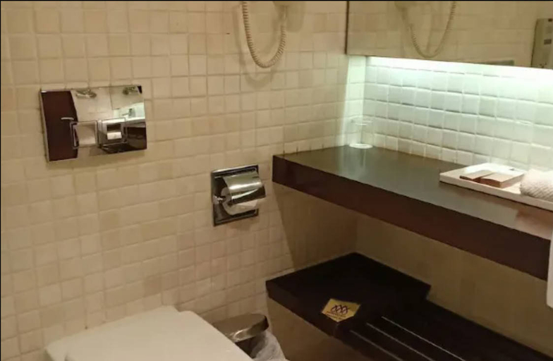 Bathroom 5, Monotel, North 24 Parganas