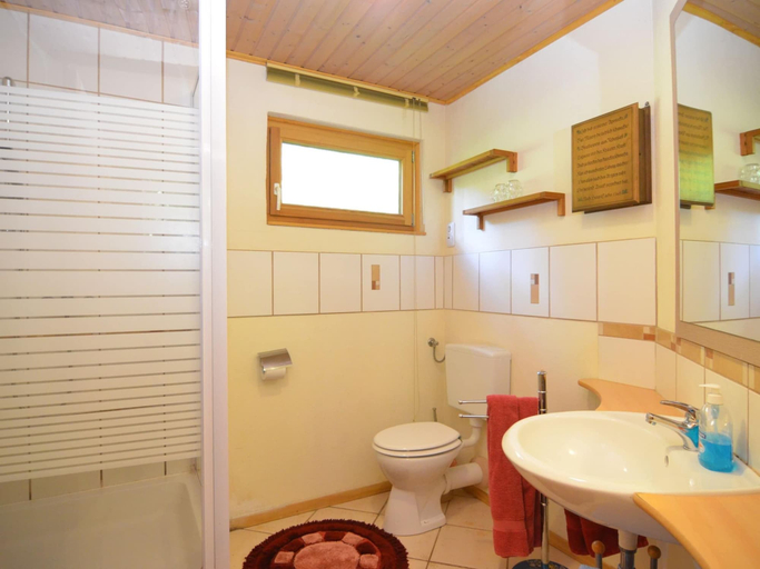 Bathroom, Schones Ferienhaus mit Uberdachter Veranda, Gotha