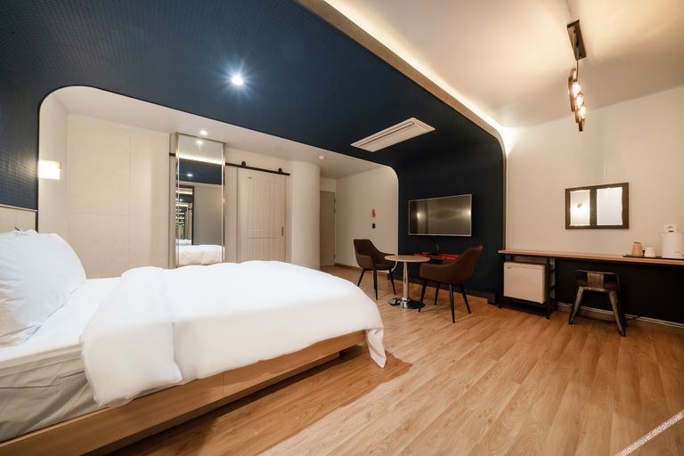 Bedroom 2, Donghae Very Six, Donghae