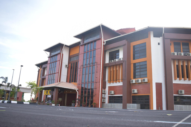 Exterior & Views