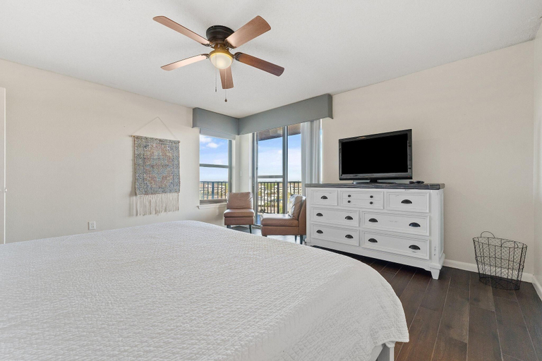Bedroom 3, Phoenix I 1058, Baldwin