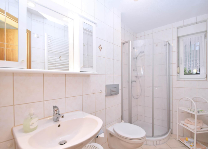 Bathroom 4, Stylish Apartment in Sohl With Terrace, Vogtlandkreis