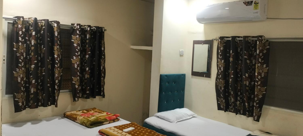Others 3, Hotel pari, Ujjain