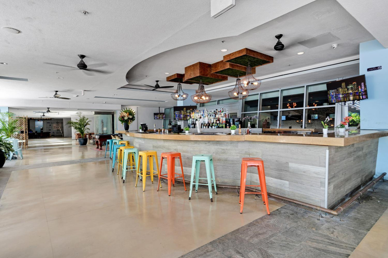 Food & Drinks 5, Large suites on Ocean Drive with direct access to the beach, Miami-Dade