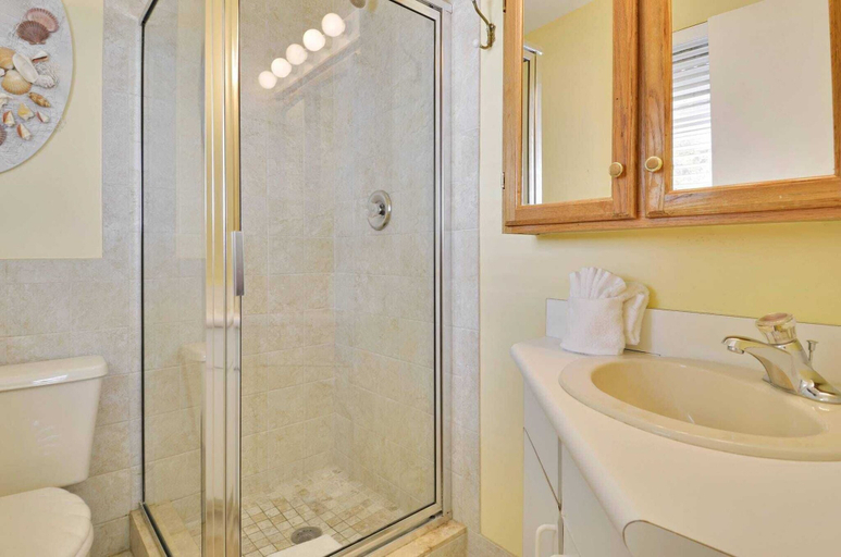 Bathroom 2, Duval Breeze by Avantstay Great Location Close to Beach & Nightlife Shared Pool! Week Long Stays, Monroe