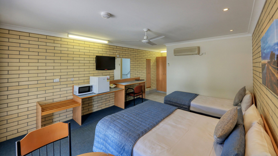Bedroom 3, Riverland Motor Inn & River's Restaurant, Balonne