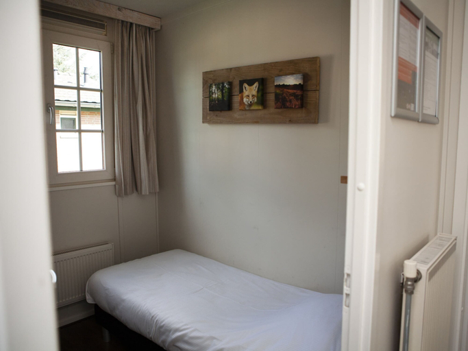 Bedroom 2, Detached Combined Bungalow with Garden near Veluwe, Barneveld